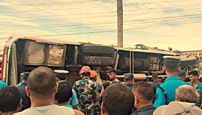  महोत्तरीमा बस दुर्घटना: एकजनाको मृत्यु, २० घाइते 